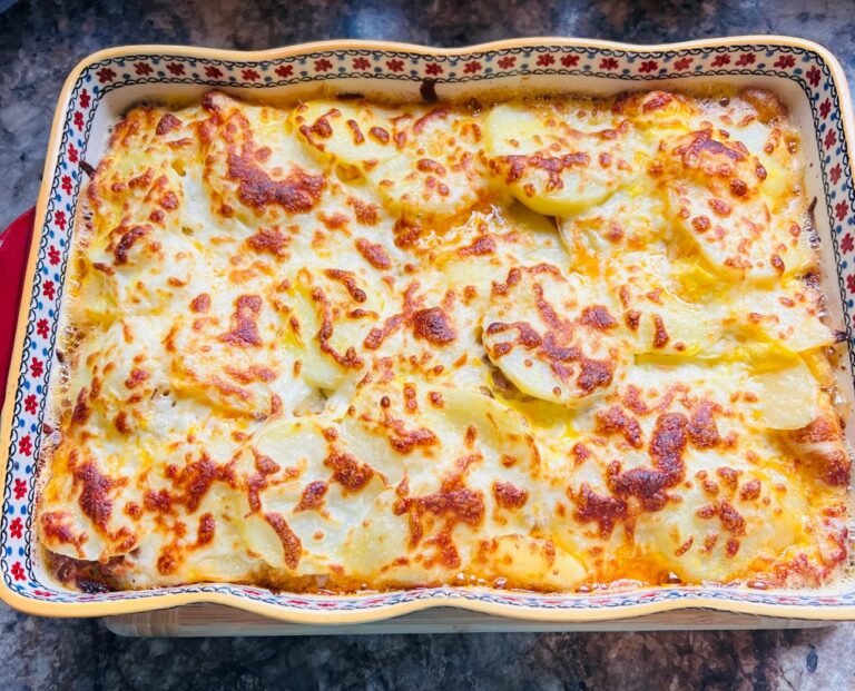 Gratin dauphinois doré et crémeux dans un plat en terre cuite