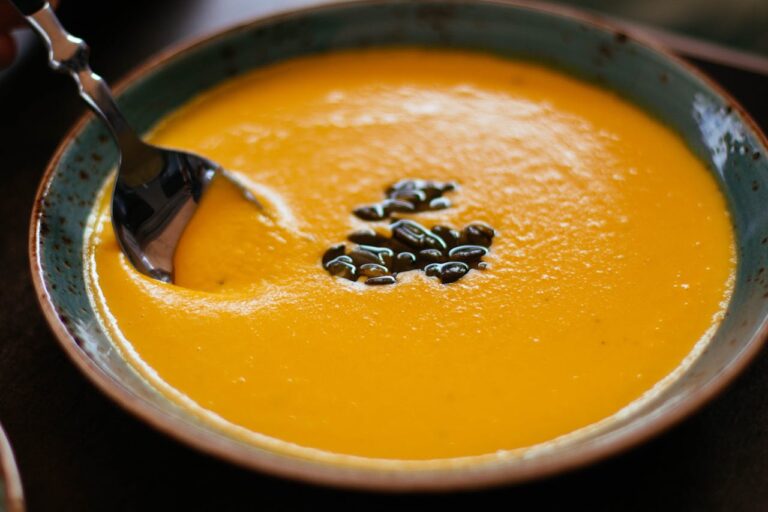 Soupe veloutée de butternut servie avec noisettes torréfiées et graines de courge
