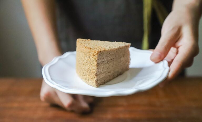 Gâteau au yaourt moelleux coupé en tranches sur une assiette