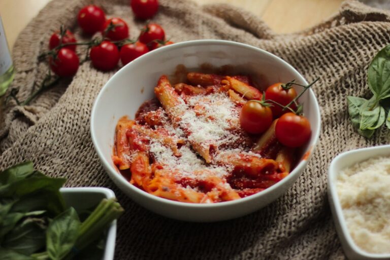 One pot pasta aux tomates cerises et basilic frais servi dans la casserole