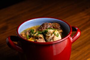 Blanquette de veau traditionnelle avec légumes et sauce crémeuse
