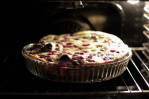 Clafoutis aux cerises doré sortant du four dans un plat en verre