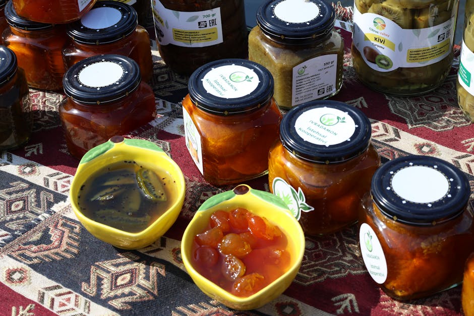 Compote de fruits maison conservée dans un bocal en verre