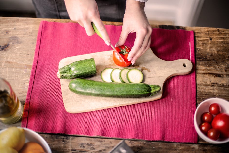 Légumes frais coupés sur une planche à découper en bois