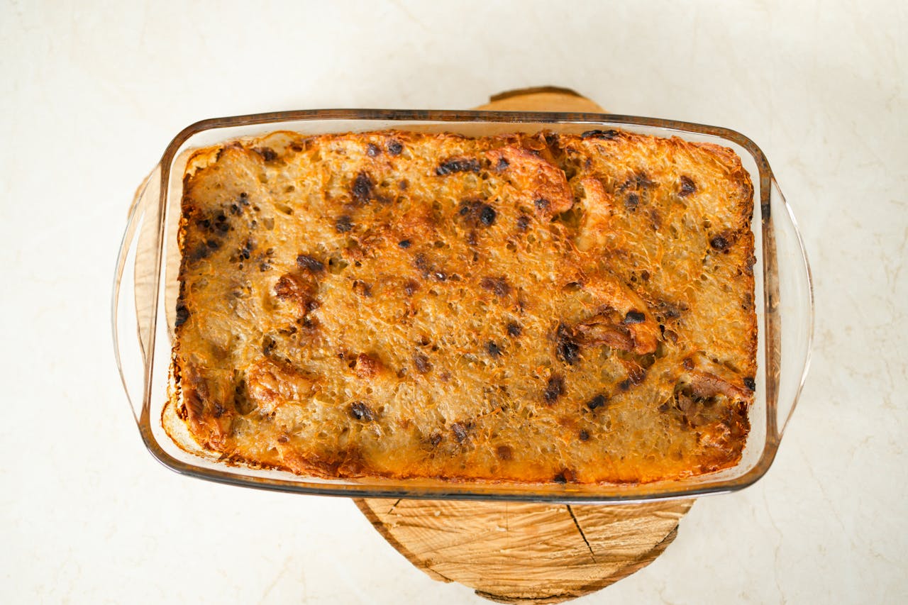 Plat à gratin enfourné pour une cuisson lente et dorée