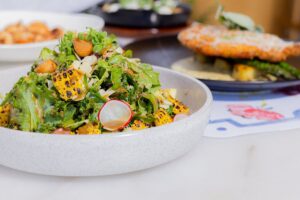 Salade gourmande composée de légumes grillés colorés dans un bol