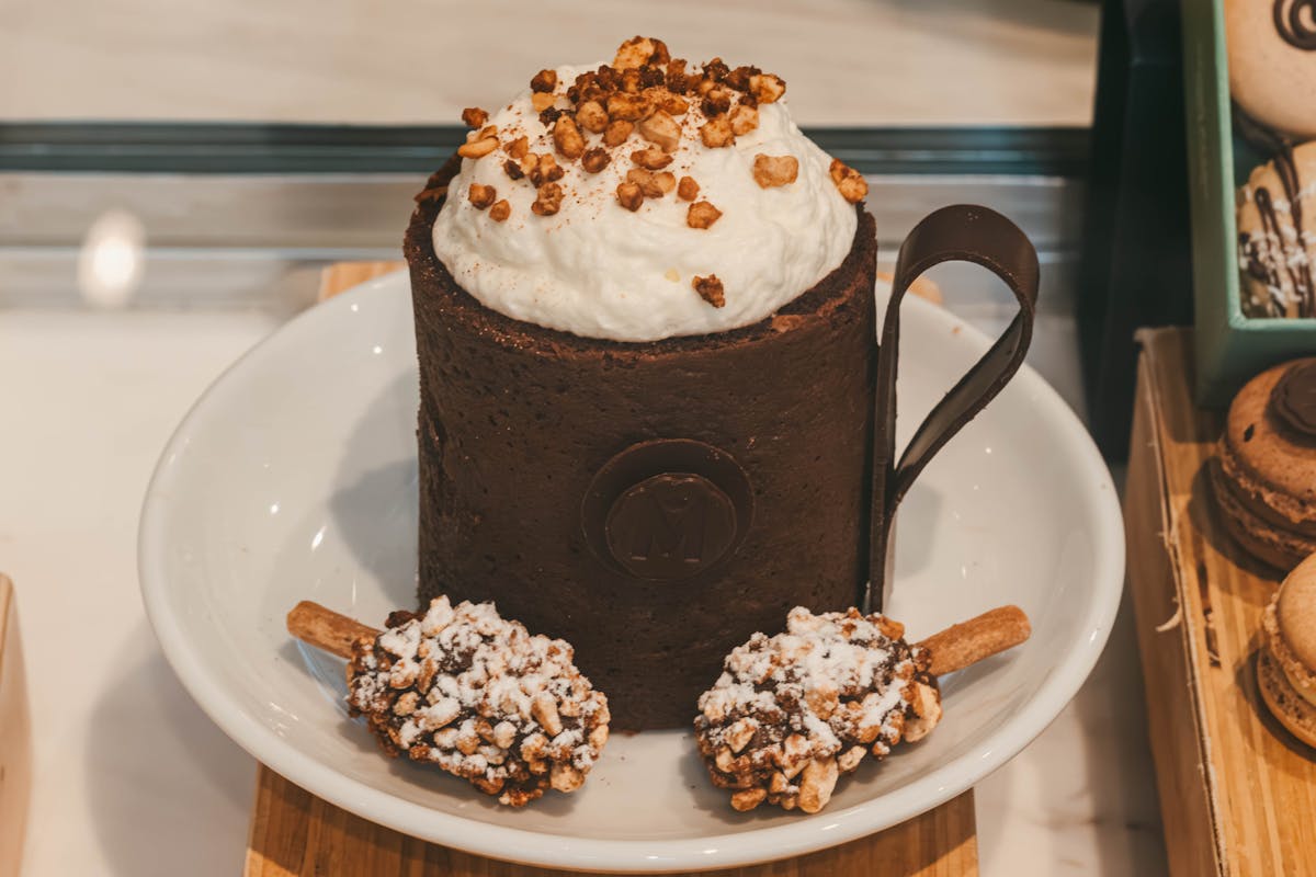 Mug cake au chocolat fondant servi dans une tasse